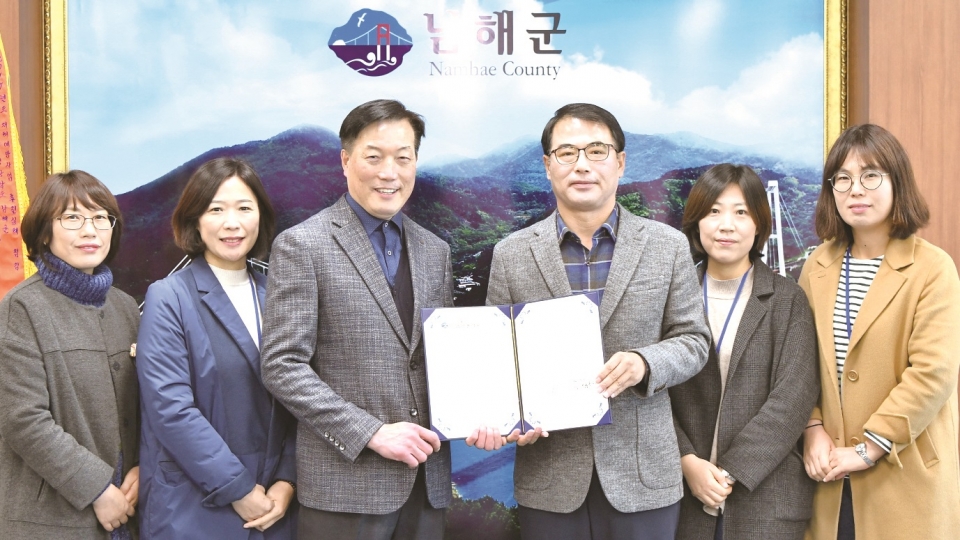 ▶남해군과 파리바게트 남해지점이 생일케이크 지원 업무협약을 맺었다.