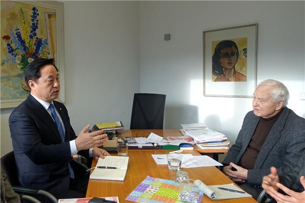 ▶김두관 국회의원(사진 오른쪽)이 한스 모드로프 전 동독 총리(사진 왼쪽)와 북미정상회담 관련 한반도 평화프로세스에 대해 대담하고 있다.