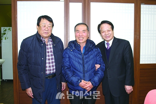 ▶ 왼쪽부터 백수길 고문, 김주태 신임회장, 박장수 회장