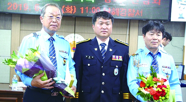 ▶ 경찰청장상을 수상한 김천우·김상진 모범운전자회원, 가운데는 정일화(과장)