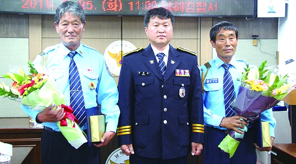 ▶ 경찰서장상을 수상한 서부권·김소홍 모범운전자회원, 가운데는 정일화(과장)