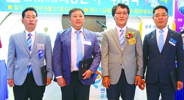 ▶ 사진 좌로부터 최형수·김경근·조태성 회원이 공로상을 수상한 후 ( 세 번째는 이봉언 이임회장 )