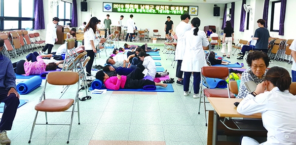 ▶ 부산의대 봉사동아리 ‘해원회’ 가 설천면종합복지회관에서 의료봉사를 펼치고 있다