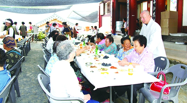 ▶ 지난해에도 남해읍 법흥사에서는 백중일을 기념하면서 어르신들을 위한 경로잔치를 열어 참석자들의 호응을 얻었다.