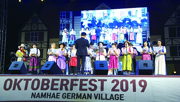 ▶ 첫날 환영식을 위해 독일마을주민들이 독일전통의상을 입고 합창공연을 하고 있다.
