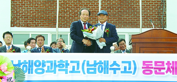 ▶ 사진 좌로부터 최태용 이임회장, 박재순 취임회장
