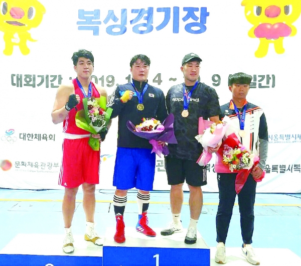 ▶ 김도현 선수(사진 왼쪽에서 두 번째)가 지난 4일부터 열린 ‘제100회 전국체육대회’ 에서 복싱 슈퍼헤비급 ‘금메달’ 을 획득하는 쾌거를 이루었다.