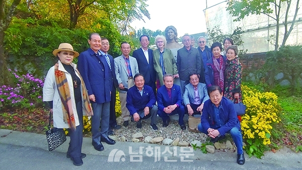 ▶ 23년째 후원해온 충북 제천 영육아원을 후원자들과 함께 방문해 후원금을 전달