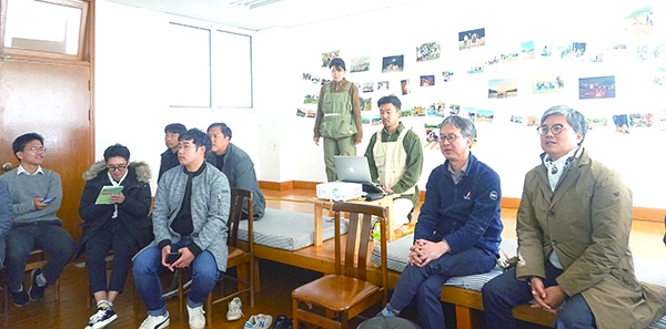 ▶ 통영시의회 이승민 의원(오른쪽)이 팜프라 영상을 보며 유지황 씨의 설명을 듣고 있다