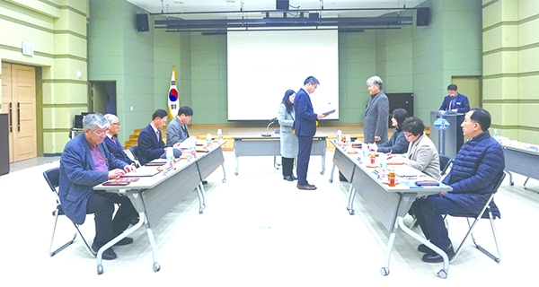 ▶ 노영식 부군수로부터 김우태 운영위원이 위촉장을 받는 모습.