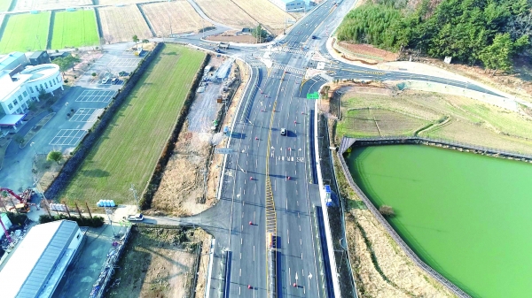 ▶ 국도19호선 확장공사가 마무리된 이동면 초곡교차로의 모습.