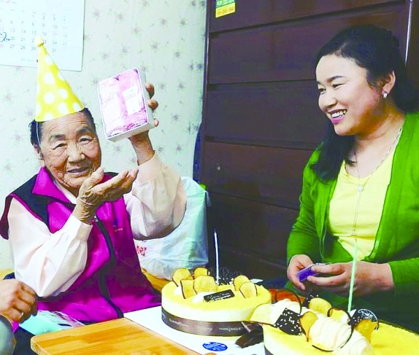 2013년 5월 21일 이제는 고인이 된 박숙이 할머니의 92세 생신 때 김정화 회장과 같이 찍은 사진