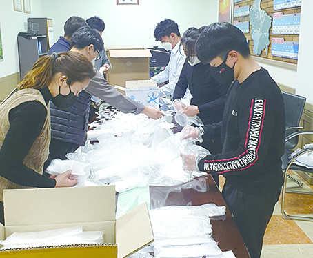 남해군 이동면행정복지센터 직원들이 무료 배부할 마스크 포장 작업을 진행하고 있다.