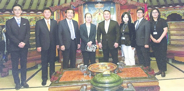 보사부팀과 몽골대통령과 함께(왼쪽 네 번째)