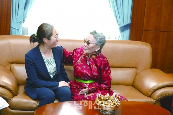 자신이 치료한 몽골 대통령 어머니와 환담 중인 홍석경 교수