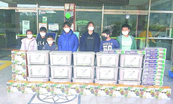 남해신문이 한국 암웨이와 함께 코로나19 확산으로 인한 취약 아동들을 지원하기 위해 ‘코로나19 극복 사랑의 나눔’ 사업을 실시했다. 사진은 학교를 통해 생필품 꾸러미를 전달받은 학생들의 모습.