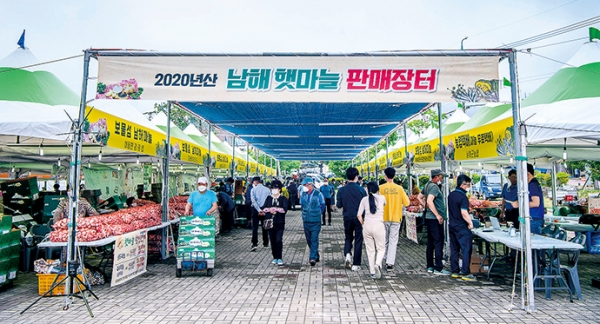 지난달 마늘&한우축제의 대체로 열게 된 농특산물 판매장터 모습