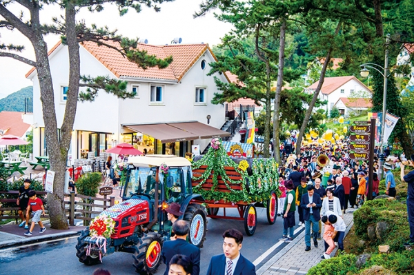 독일마을맥주축제의 퍼레이드 장면을 보니 축제에 대한 그리움이 짙어진다