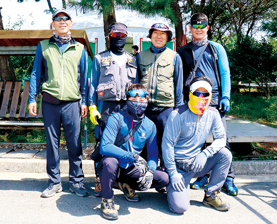 김진우 팀장(앞줄 왼쪽)과 패러글라이딩 크루들