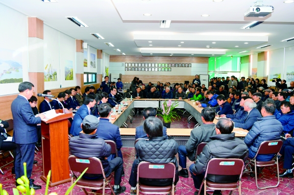 남해군은 지난해 1월 27일 삼동면사무소에서 진행된 군민과의 대화에서 ‘군청사신축’ 계획에 대해 주민 의견을 청취했다