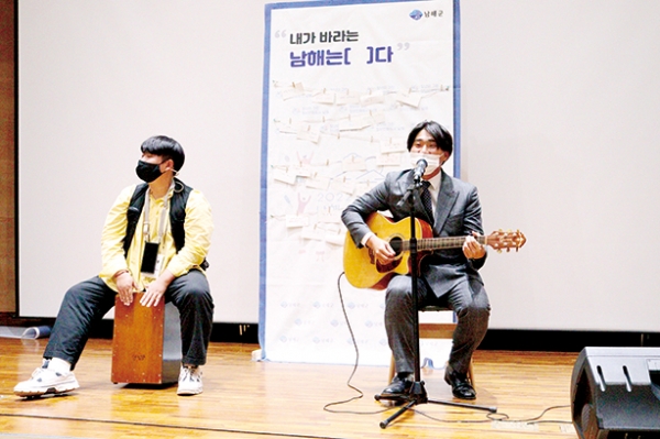 행복발굴단 박요엘 엠씨(오른쪽)와 배한솔 씨의 공연