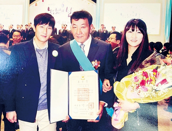 2014년, 김환균씨가 금탑산업훈장 수훈식에서 아들, 딸과 함께 찍은 가족사진
