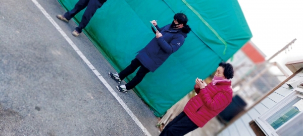 김영자 대표가 직접 찍은, 굴 경매하는 강영례 여사의 모습(몰래 찍어 초점이 흔들렸다)