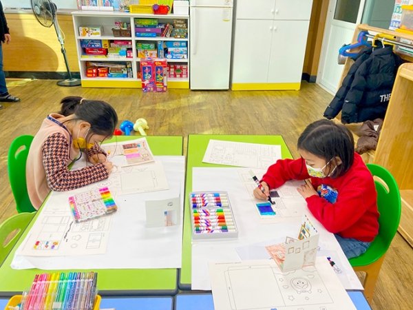 한 초등학교 방학중 돌봄교실에서 초등 저학년 아이들이 미술활동을 하고 있다
