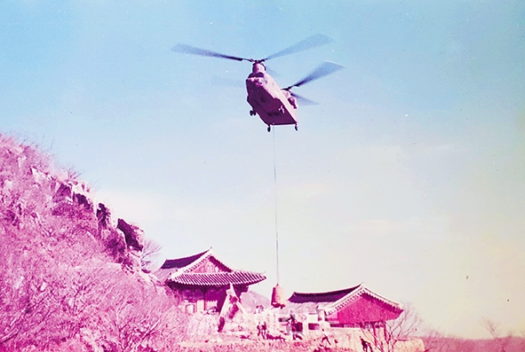 금산보리암 범종을 미군 헬기가 옮기고 있다