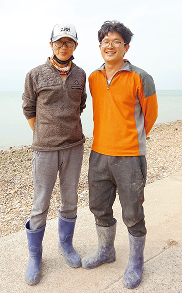 형 서진우 씨와 동생 서충원 씨는 창선면 보천마을로 귀향한 형제어부다. 두 사람은 유튜브 ‘남해어부이야기’로 구독자 1만 3천명에게 남해바다의 삶을 생생하게 전하고 있다