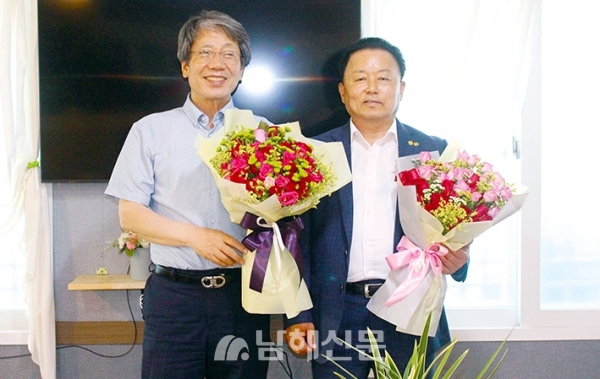 강수철(오른쪽) 신임회장과 정정룡 이임회장