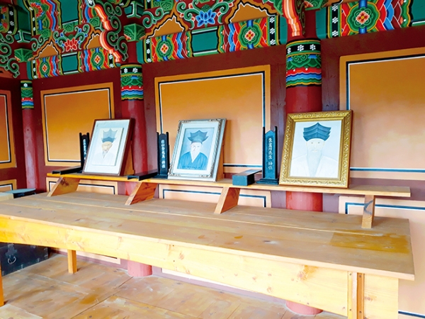 녹동사 내부. 왼쪽부터 석계 김창성 옹, 회산 김유용 옹, 몽와 하한위 옹의 신위다