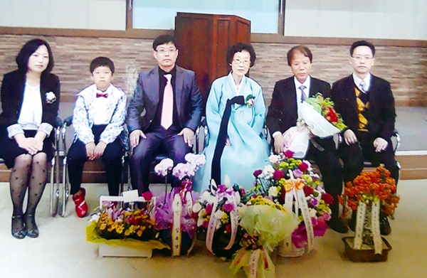 경남시조문학상 시상식 때 가족과 함께(2012년)