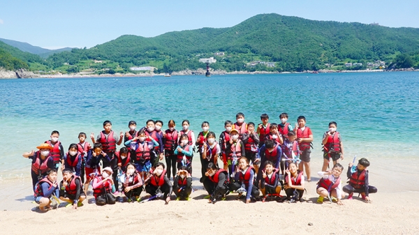 ‘멀구슬과 버리들의 Summer School’에서 남해의 자연자원을 활용한 여름바다 체험 프로그램 운영 모습