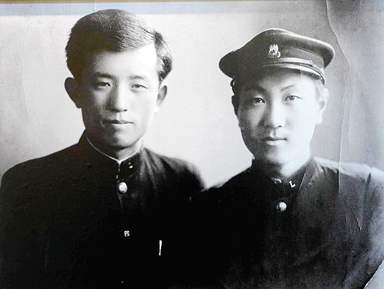 시인 윤동주(왼쪽)와 정병욱 교수