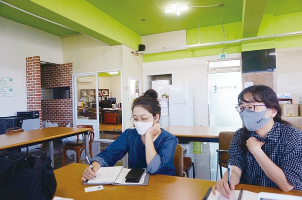진주환경운동연합 정은아 사무국장(사진 오른쪽)과 탁영진 활동가