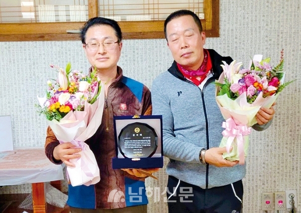 김봉만(왼쪽) 회장과 최준곤 신임회장