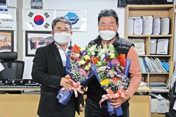 (사)전국건설기계협의회 남해지회 박철표 신임 회장(사진 왼쪽)이 취임했다