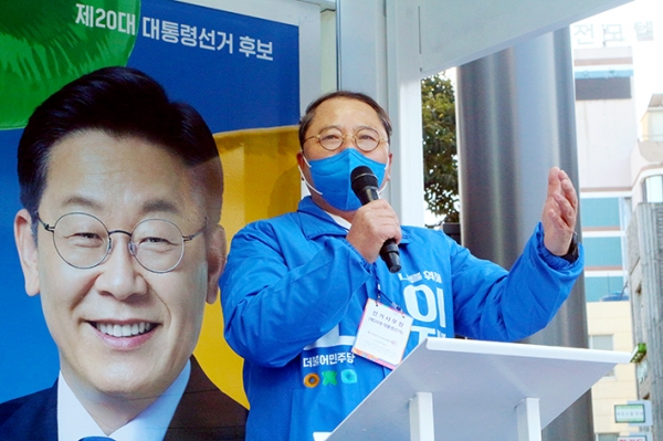 더불어민주당 남해 선대위출정식에서 황인성 남해하동사천지역위원장 유세 모습