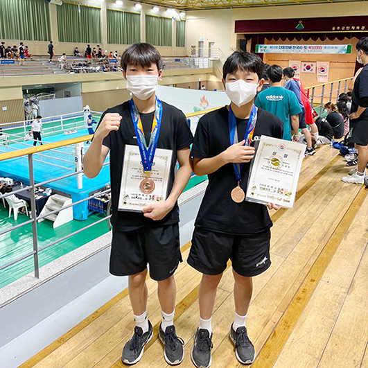 남해중 복싱부 소속 이정민 선수(사진 오른쪽)와 김수현 선수(사진 왼쪽)가 지난 1일부터 5일까지  울산에서 열린 대통령배 전국시도 복싱대회에서 동메달을 각각 획득하는 쾌거를 거뒀다