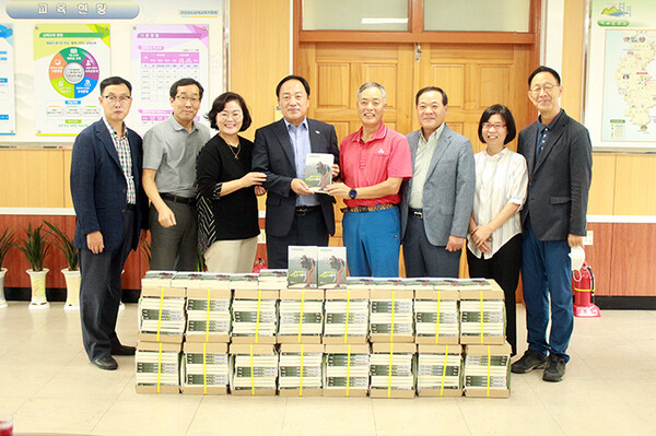 정성완 씨가 지난달 31일 사비로 인쇄한 자신의 책 500권을 남해교육지원청에 기증했다