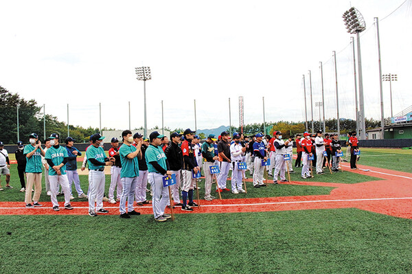 제15회 남해군수기 영호남 사회인 야구대회가 지난 25일 기념식과 첫 경기를 시작으로 2달여에 걸친 대장정에 돌입했다. 사진은 개막식 장면