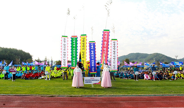 제31회 창선면민 체육대회 및 화합축제가 지난 22일 창선면생활체육공원에서 성황리에 열렸다