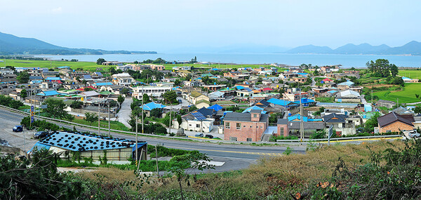 남해 고현면 이어마을이 지난달 31일 한국어촌어항공단의 평가 결과 체험, 숙박, 음식 세 분야 모두에서 90점 이상인 1등급을 받아 전국에서 유일하게 ‘일등어촌’에 선정됐다.  사진은 남해 이어마을 전경