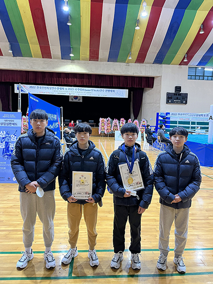 정수빈(가운데 오른쪽) 1학년 학생과 김수현(가운데 왼쪽) 2학년 학생이 2023 주니어 국가대표 선발대회 및 제54회 전국중고 신인 선수권 대회에서 금·동메달을 획득했다