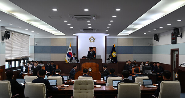 남해군의회 제266회 임시회가 지난 21일 2차 본회의를 끝으로 폐회했다