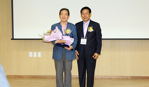 이날 박영헌(사진 왼쪽) 전 회장이 공로패를 받았다