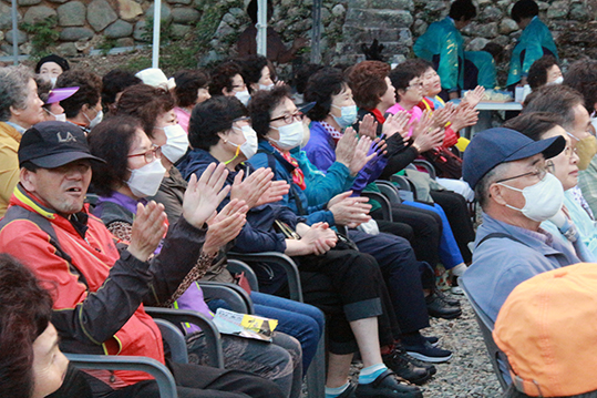 남해향교의 열린 음악회가 지난 19일 향교 명륜당 뜰에서 많은 군민들의 참여 속에서 열려 힐링의 시간이 됐다