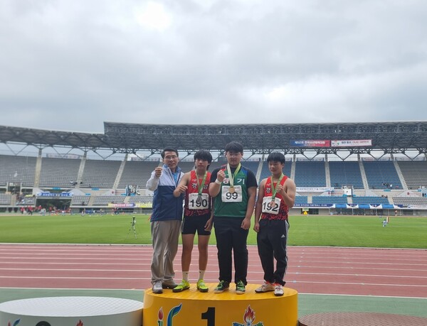 김동민(맨 오른쪽) 선수는 제52회 전국소년체육대회에서 포환 던지기 종목에서 ‘동메달’을 획득했다.