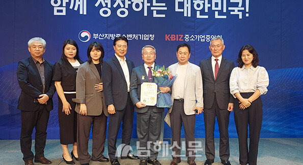 대통령 표창을 받은 김석규 대표(사진 왼쪽에서 5번째)와 함께 지인과 회사 임직원들이 축하 사진을 촬영했다